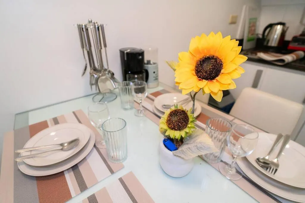 Apartment A2J Executive 1Br Suite Near Venice Mall Bgc Manila